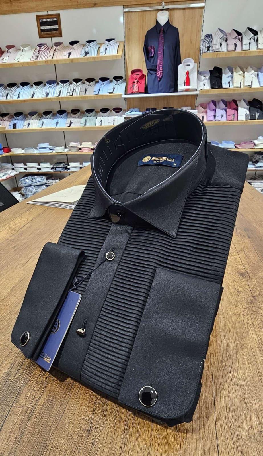 Chemise col cassé + boutons manchettes : l'essentiel pour votre nœud papillon ! Élégance garantie.