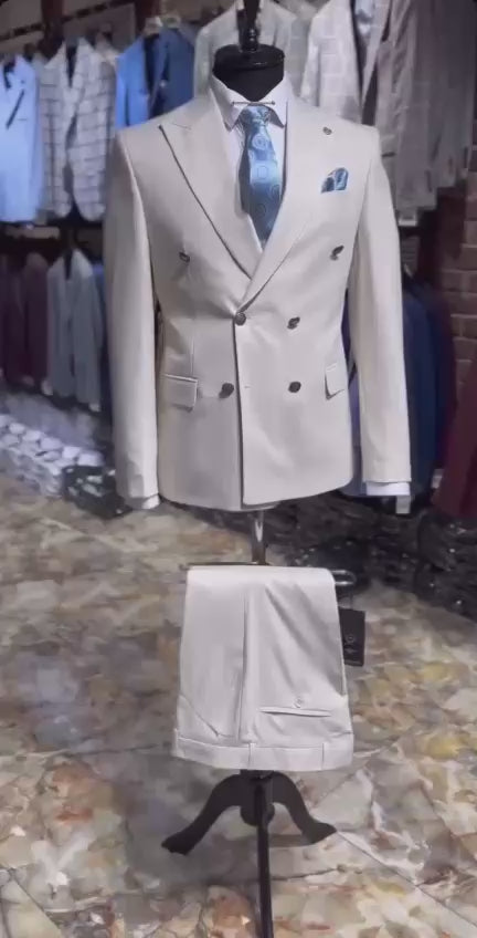 Costume croisé en blanc cassé